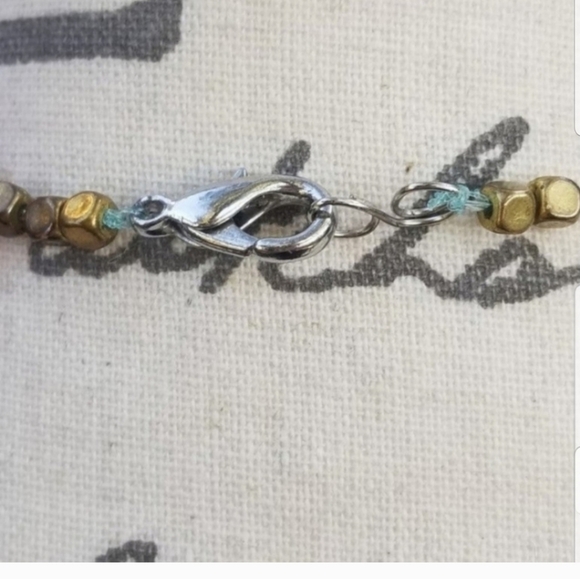 VINTAGE RED CORAL WITH SILVERTONE & GOLDTONE BEAD DETAIL LIGHTWEIGHT NECKLACE - Picture 5 of 5